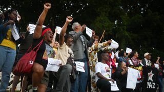 Activistas brasileños congregados frente a la Embajada española. (EFE)