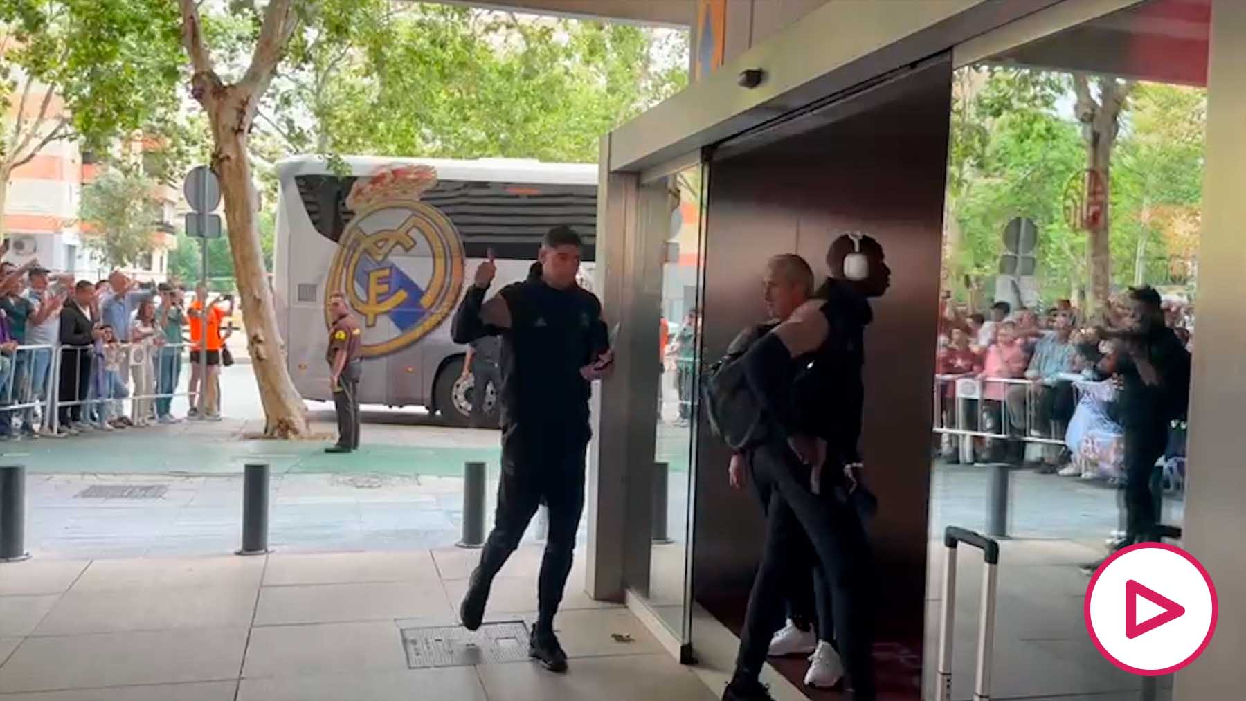 El madridismo arropa al Real Madrid a su llegada a Sevilla