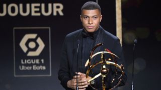 Mbappé con el trofeo de mejor jugador en Francia (AFP)