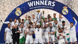 Jugadores del Real Madrid levantando la decimocuarta Champions. (AFP)