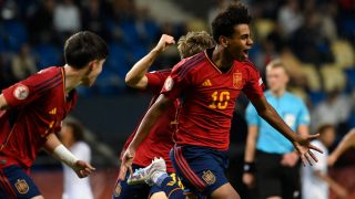 Lamal celebra un gol con España. (EFE)
