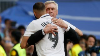 Ancelotti abraza a Benzema. (EFE)