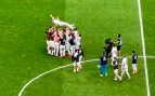 Benzema y Asensio fueron manteados por sus compañeros en su último día en el Real Madrid