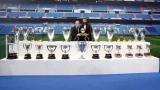 Benzema y Florentino junto a todos sus títulos. (realmadrid.com)