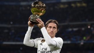 Luka Modric alzando el Balón de Oro ante el Santiago Bernabéu. (Getty)