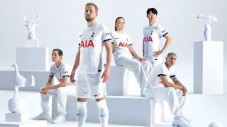 Kane, imagen de la nueva camiseta del Tottenham.
