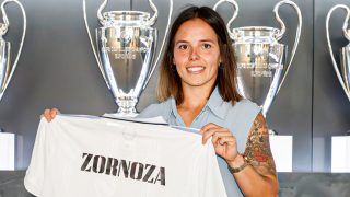 Zornoza posa con su camiseta tras la renovación. (Real Madrid)