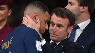 Macron consuela a Mbappé tras la final del último Mundial. (AFP)