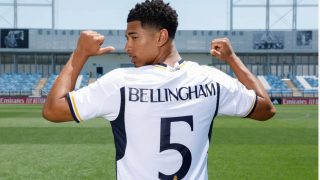 Bellingham posa con el dorsal 5 (Realmadrid.com)