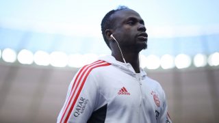 Sadio Mané escucha música antes de un partido con el Bayern. (AFP)