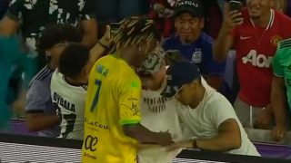 Vinicius firmó autógrafos a los aficionados.