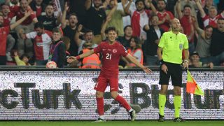 Arda Güler celebran un gol con Turquía. (AFP)