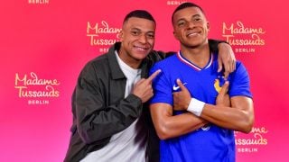 Kylian Mbappé, junto a su escultura. (Foto: Getty)