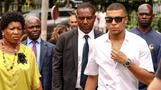 Kylian Mbappé, a su llegada a Camerún. (AFP)