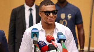 Mbappé, en su viaje en Camerún. (AFP)