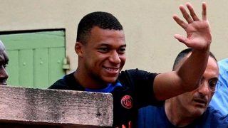 Mbappé con la camiseta del PSG.