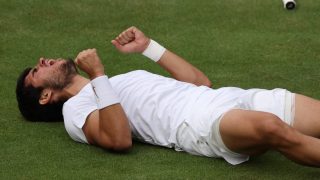 Carlos Alcaraz celebra su victoria en Wimbledon. (EFE)
