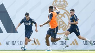 Brahim y Valverde, ante Marvel. (realmadrid.com)