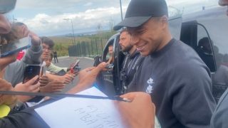 Mbappé firma autógrafos a los aficionados del PSG. (@le_Parisien_PSG)