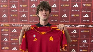 Julen Jon Guerrero, con la camiseta de la Roma.