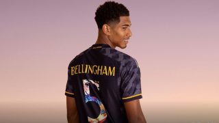 Bellingham posa con el nuevo dorsal (Realmadrid.com)