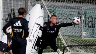 Lunin en el entrenamiento del Madrid. (AFP)