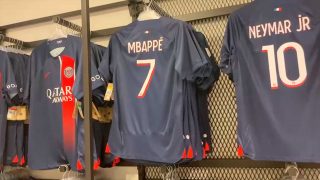 La camiseta de Kylian Mbappé en la tienda oficial del PSG.