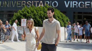 Sergio Rico y su mujer a la salida del hospital. (EFE)