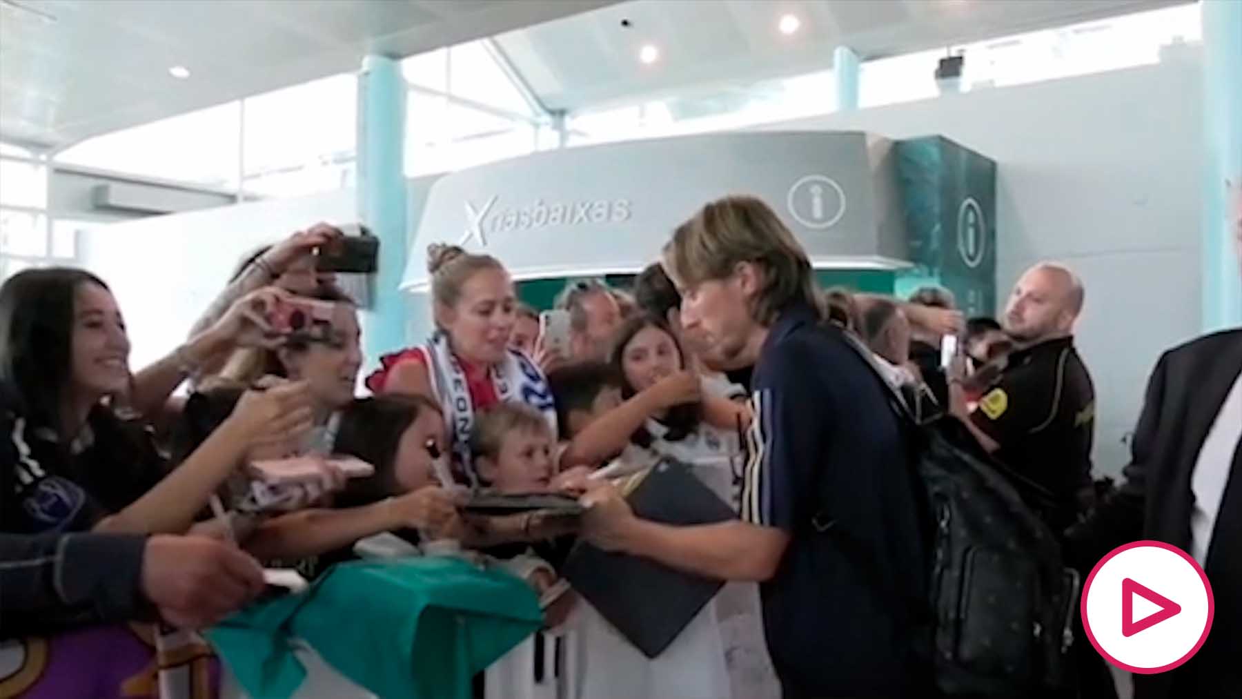 El Real Madrid desata la locura en el aeropuerto de Vigo