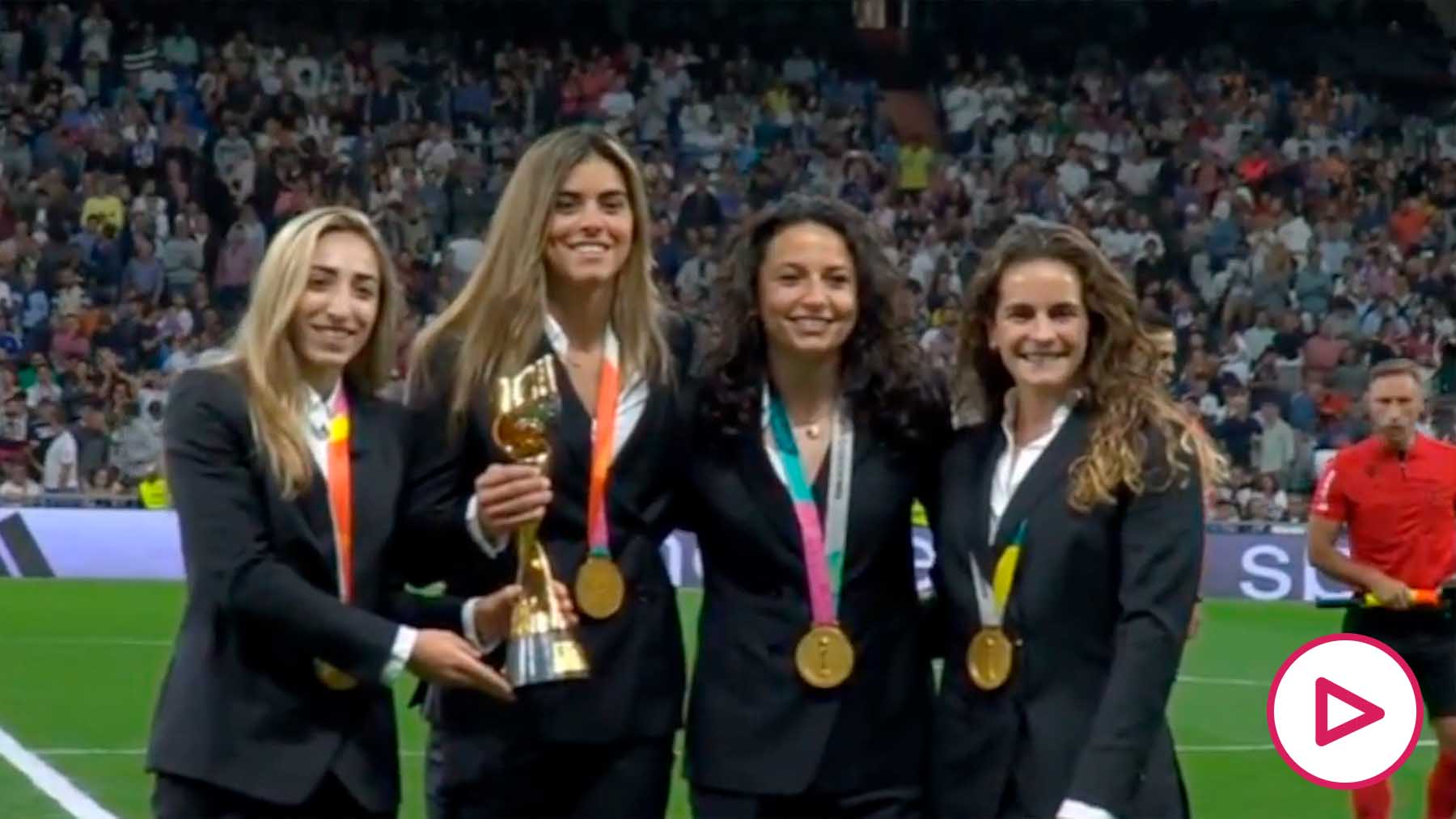 Las campeonas del mundo recibieron un emocionante homenaje en el Bernabéu