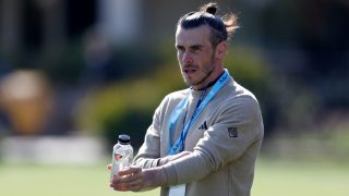 Gareth Bale jugando al golf. (AFP)