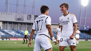 Gonzalo García y Nico Paz celebran un gol con el Real Madrid Castilla (Realmadrid.com)
