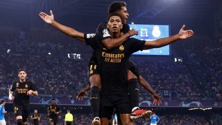 Bellingham celebra con Rodrygo un gol. (Realmadrid.com)