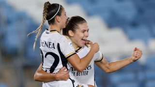 Athenea y Bruun celebran un gol del Real Madrid. (EFE)