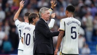 Carlo Ancelotti saluda a Jude Bellingham tras un partido (Getty)