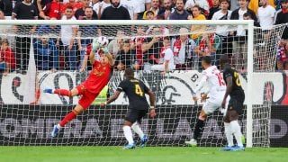Kepa Arrizabalaga detiene un remate del Sevilla. (Getty)