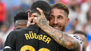 Sergio Ramos coge de la cara a Rüdiger (EFE)