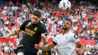 Valverde y Fernando pelea por un balón dividido en el Sevilla-Real Madrid. (EFE)