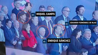 Miquel Camps detrás de la comitiva del Real Madrid en Montjuic.