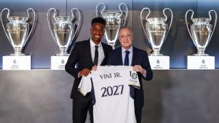 Vinicius junto a Florentino Pérez (Realmadrid.com)