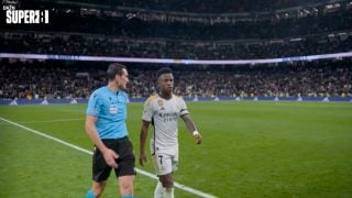 Vinicius y el árbitro Martínez Munuera. (DAZN)