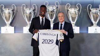 Camavinga y Florentino Pérez posan juntos tras la renovación del francés. (realmadrid.com)