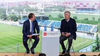 Carlo Ancelotti en el acto de presentación junto a Emilio Butragueño. (Real Madrid)