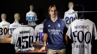 Luka Modric posa con las camisetas conmemorativas del Real Madrid tras llegar a los 500 partidos. (Real Madrid)