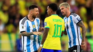 Rodrygo Goes, con Messi y De Paul en el Brasil-Argentina. (Getty)