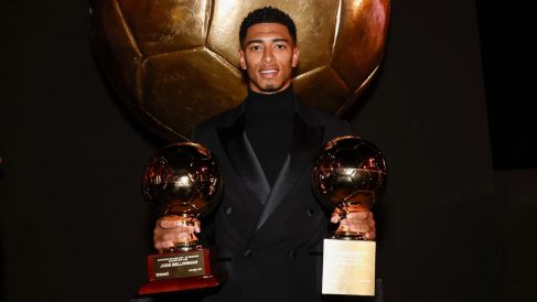 Bellingham con sus dos premios. (Real Madrid)