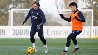 Modric y Ceballos, durante un entrenamiento. (Realmadrid.com)