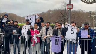 Aficionados del Real Madrid reciben a los blancos en Berlín
