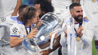 Modric besa la última Champions del Real Madrid. (Getty)