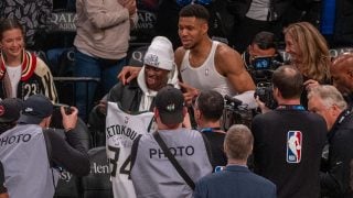 Antetokounmpo le regala su camiseta a Vinicius. (EFE)